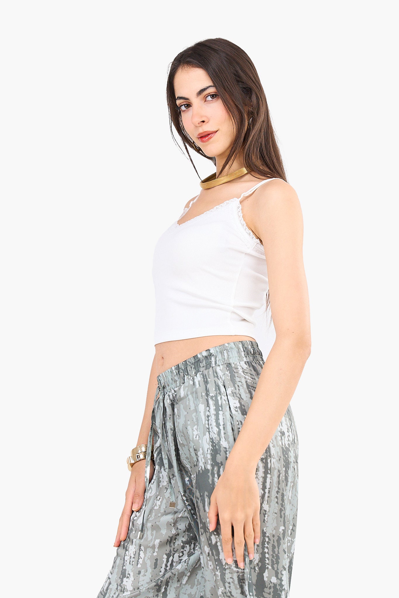 توب حمالات قصير مضلع بدانتيل