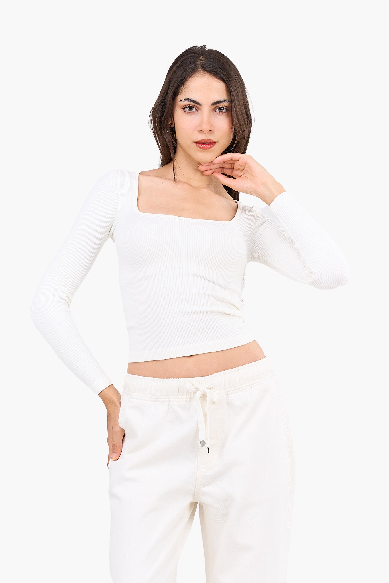 توب قصير برقبة مربعة