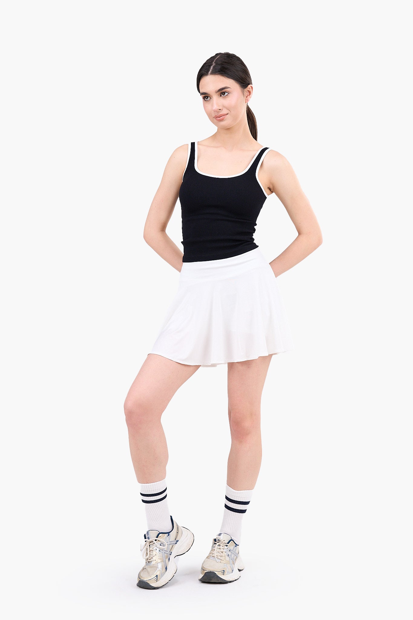 توب حمالات برقبة مربعة