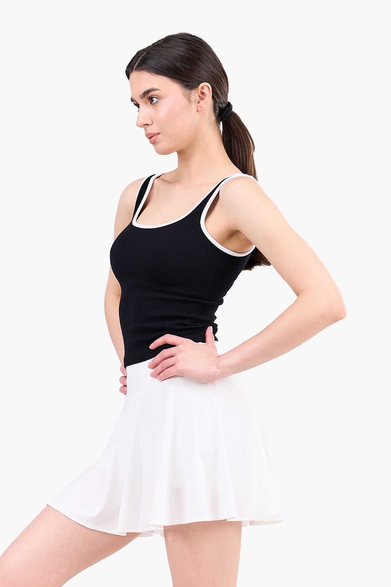 توب حمالات برقبة مربعة