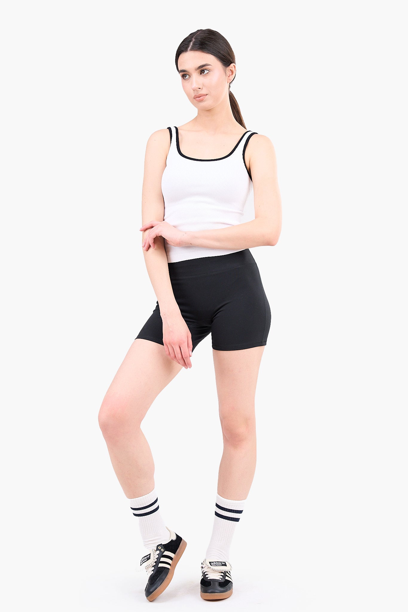 توب حمالات برقبة مربعة