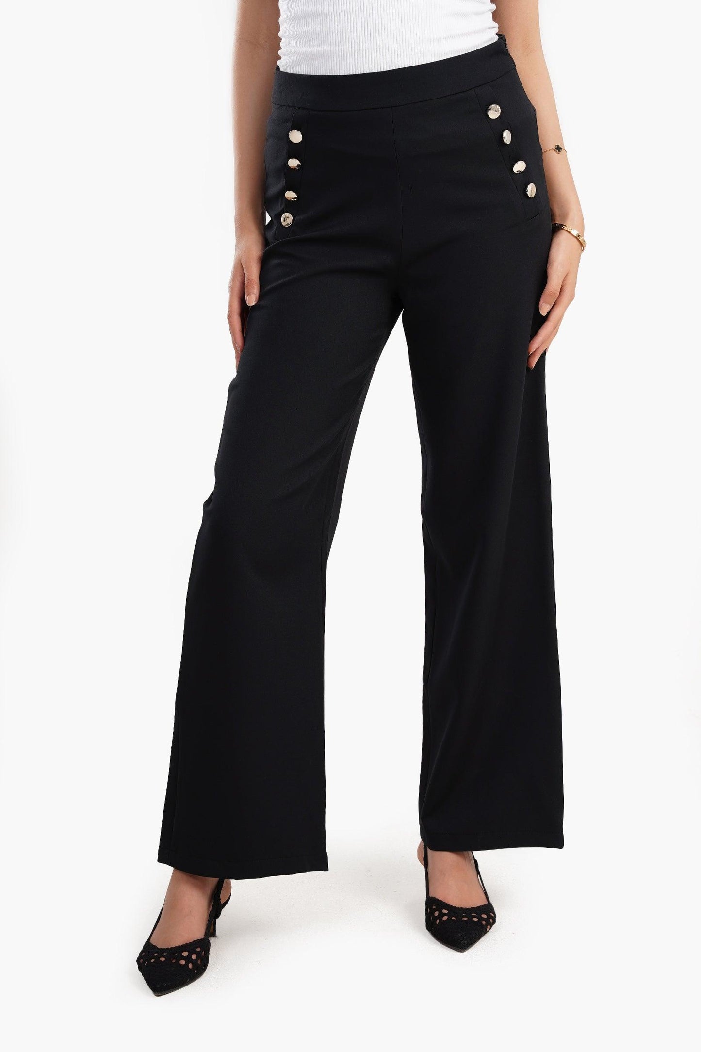 بنطلون بثمانية أزرار أمامية