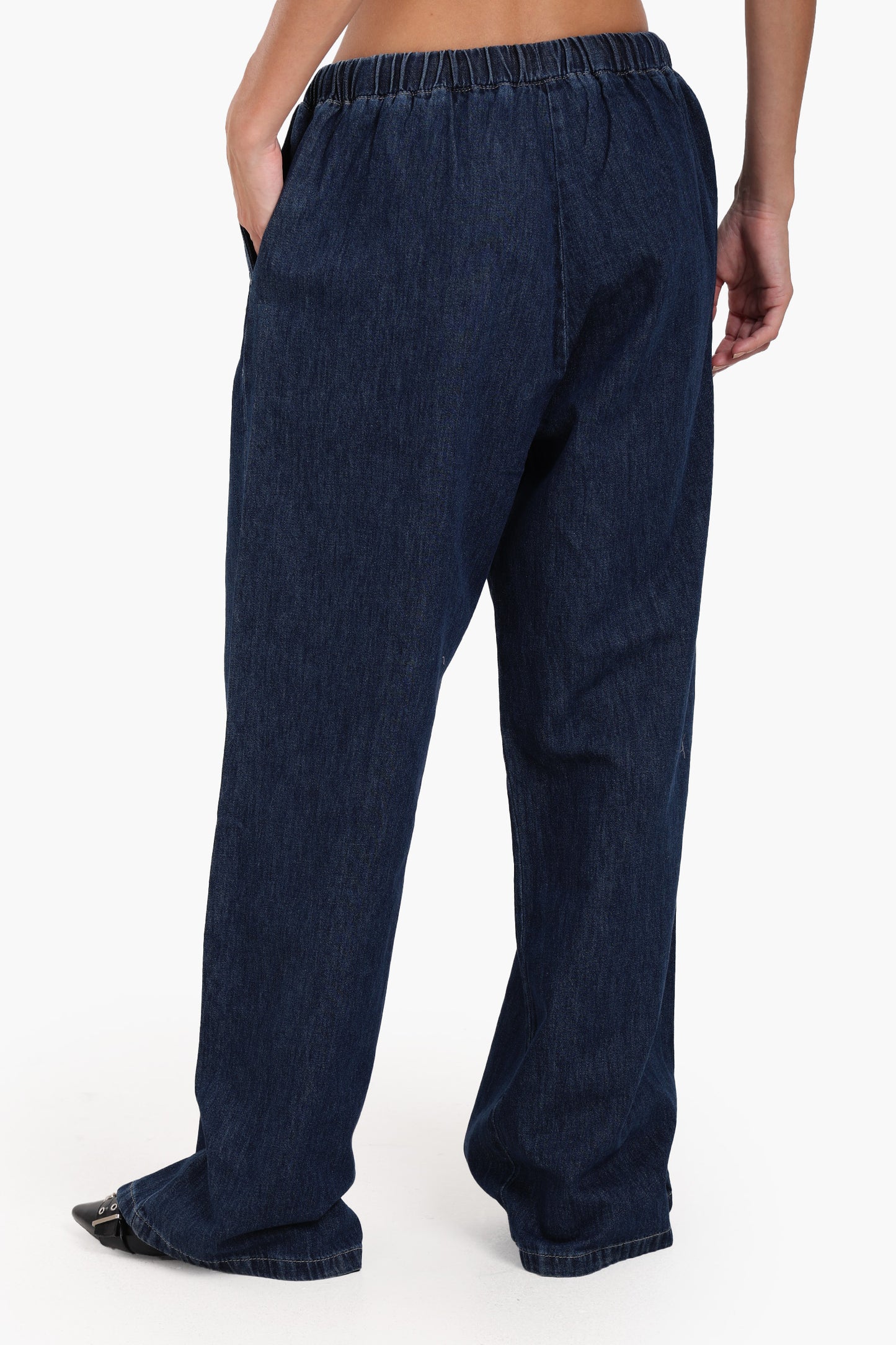 بنطلون جينز بقصّة مريحة