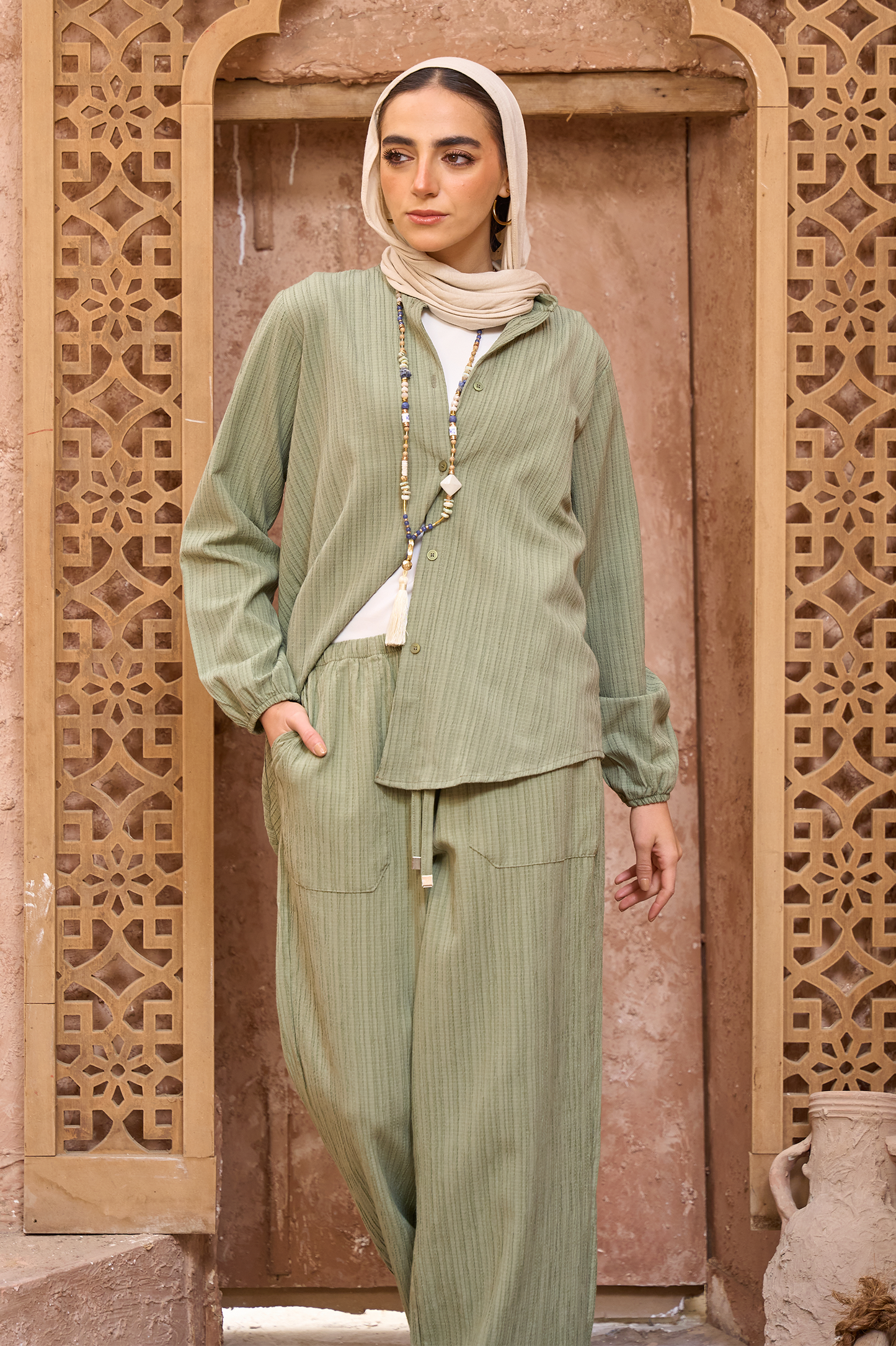 قميص بكم بنقشة من نفس اللون