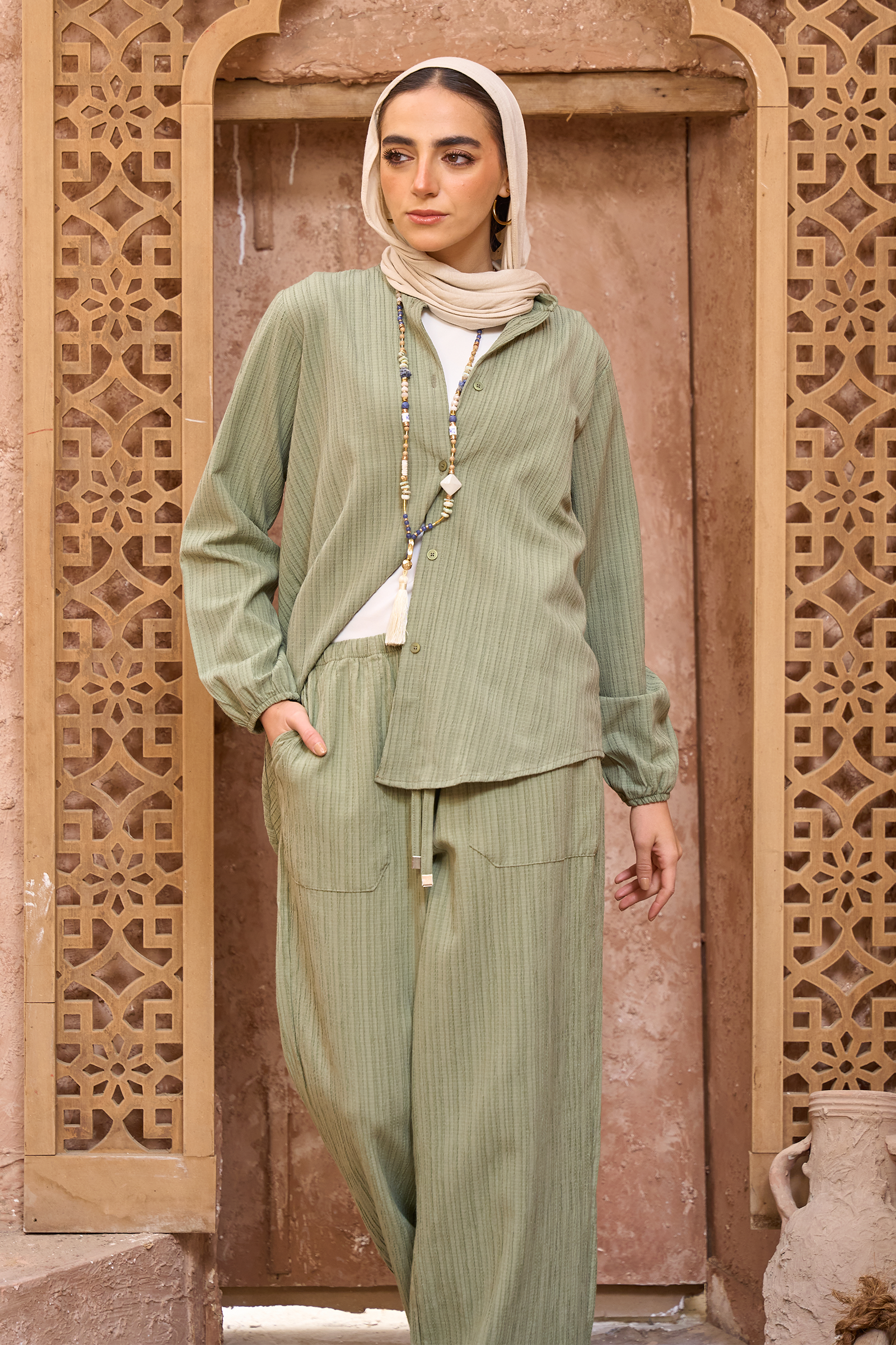 قميص بكم بنقشة من نفس اللون