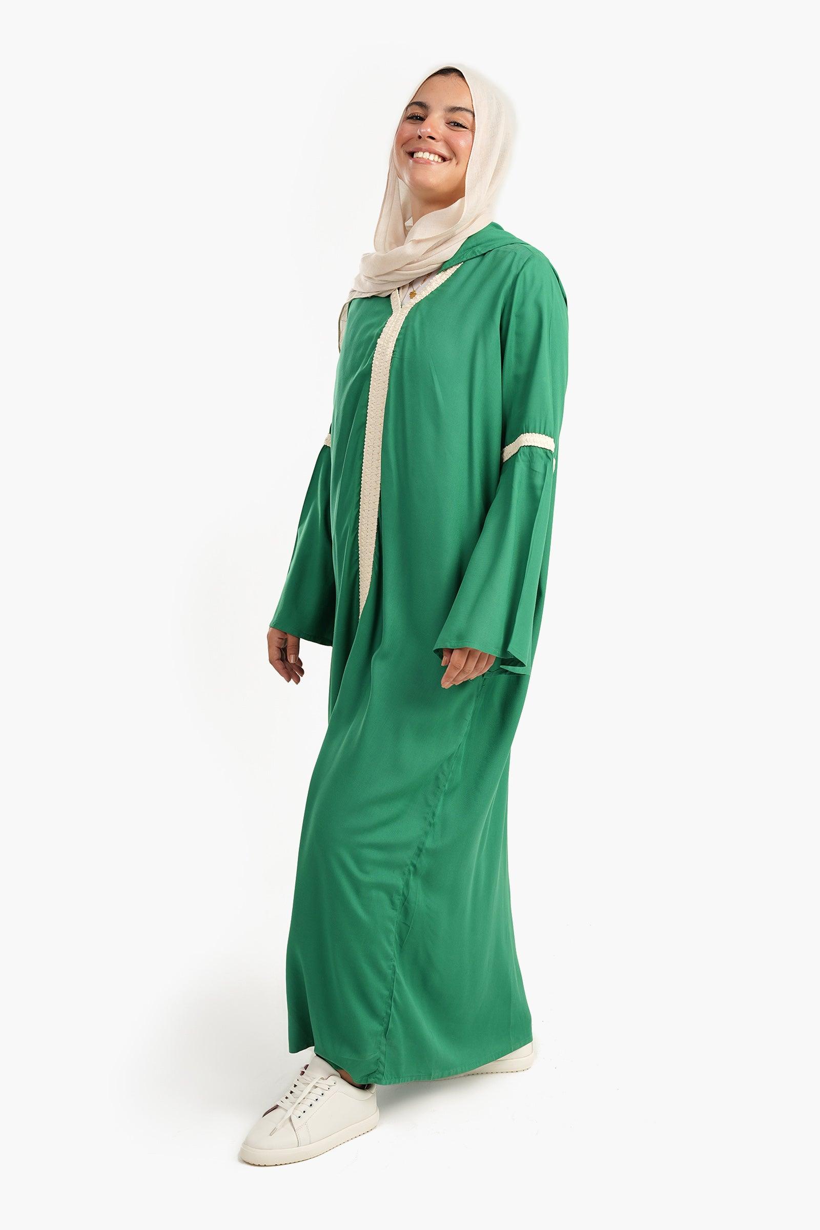 فستان بأكمام واسعة