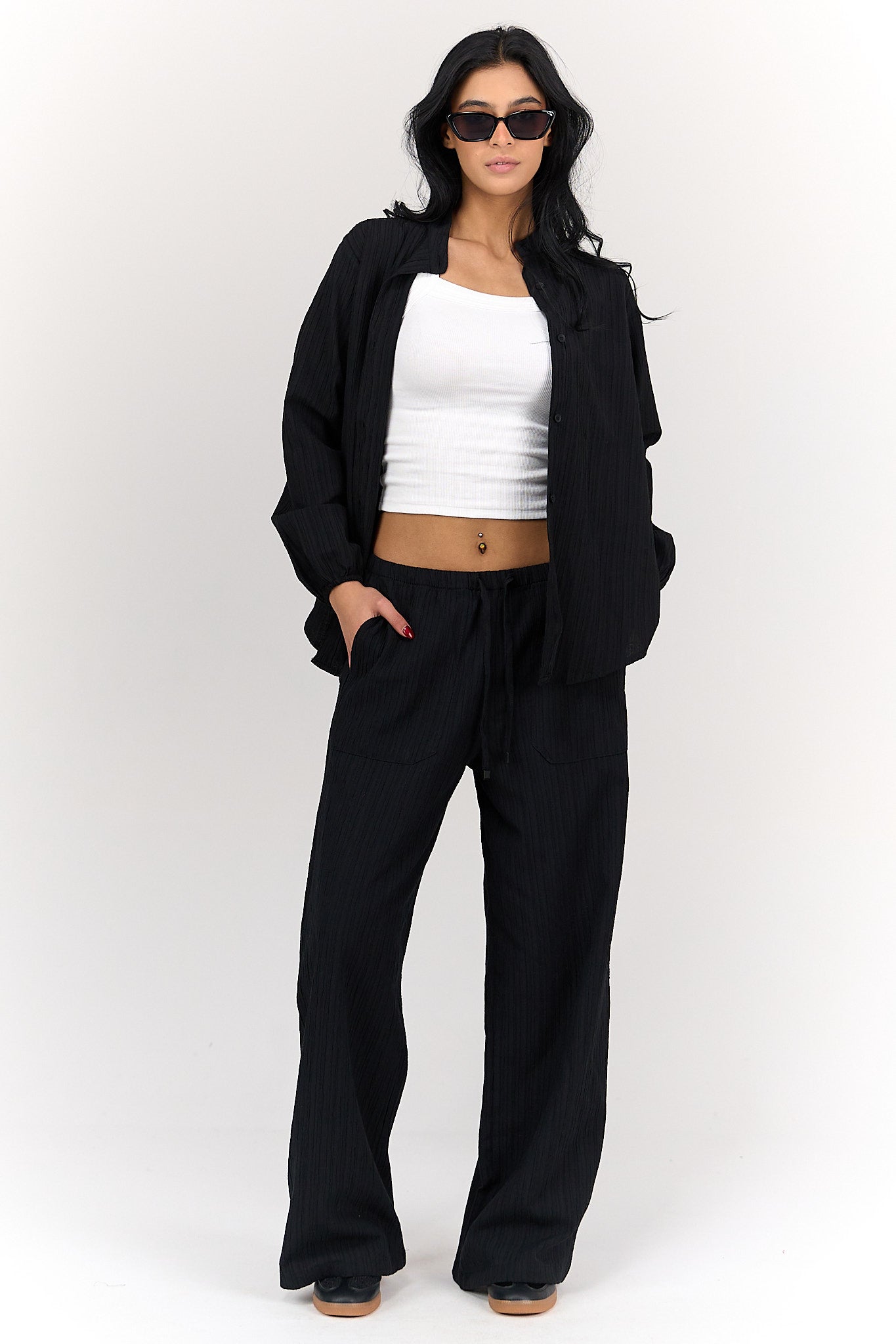 قميص بكم بنقشة من نفس اللون