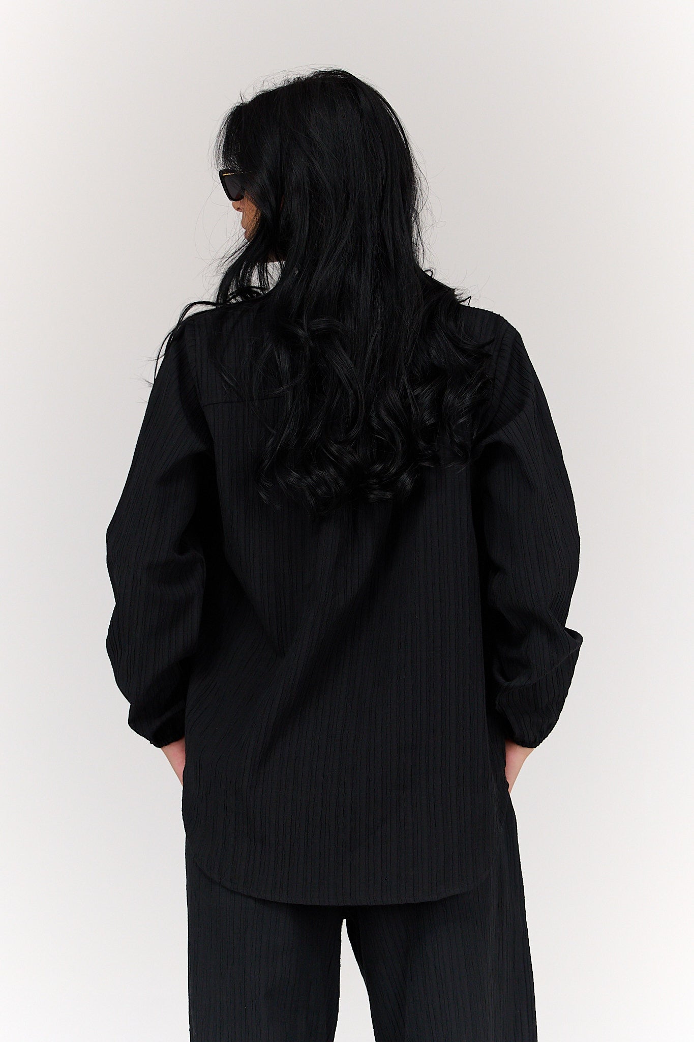 قميص بكم بنقشة من نفس اللون