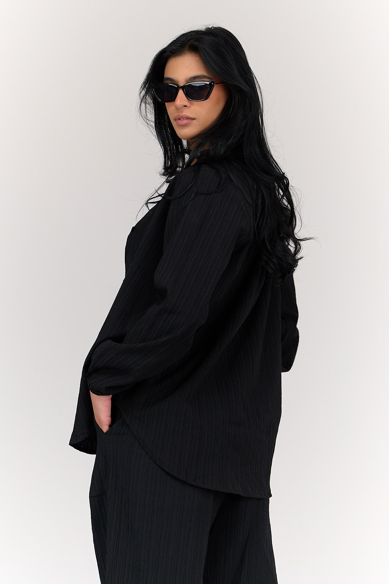 قميص بكم بنقشة من نفس اللون