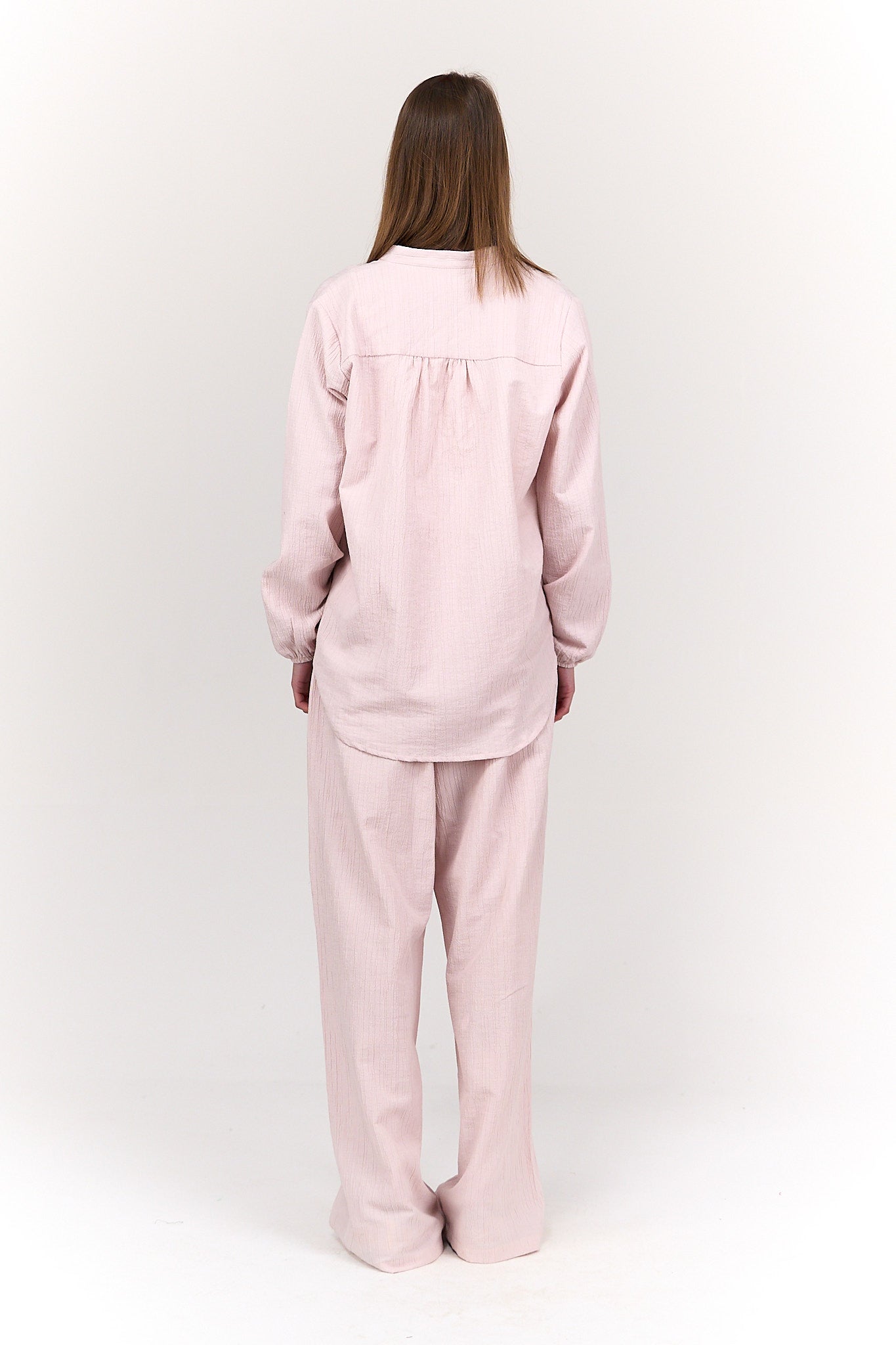 قميص بكم بنقشة من نفس اللون