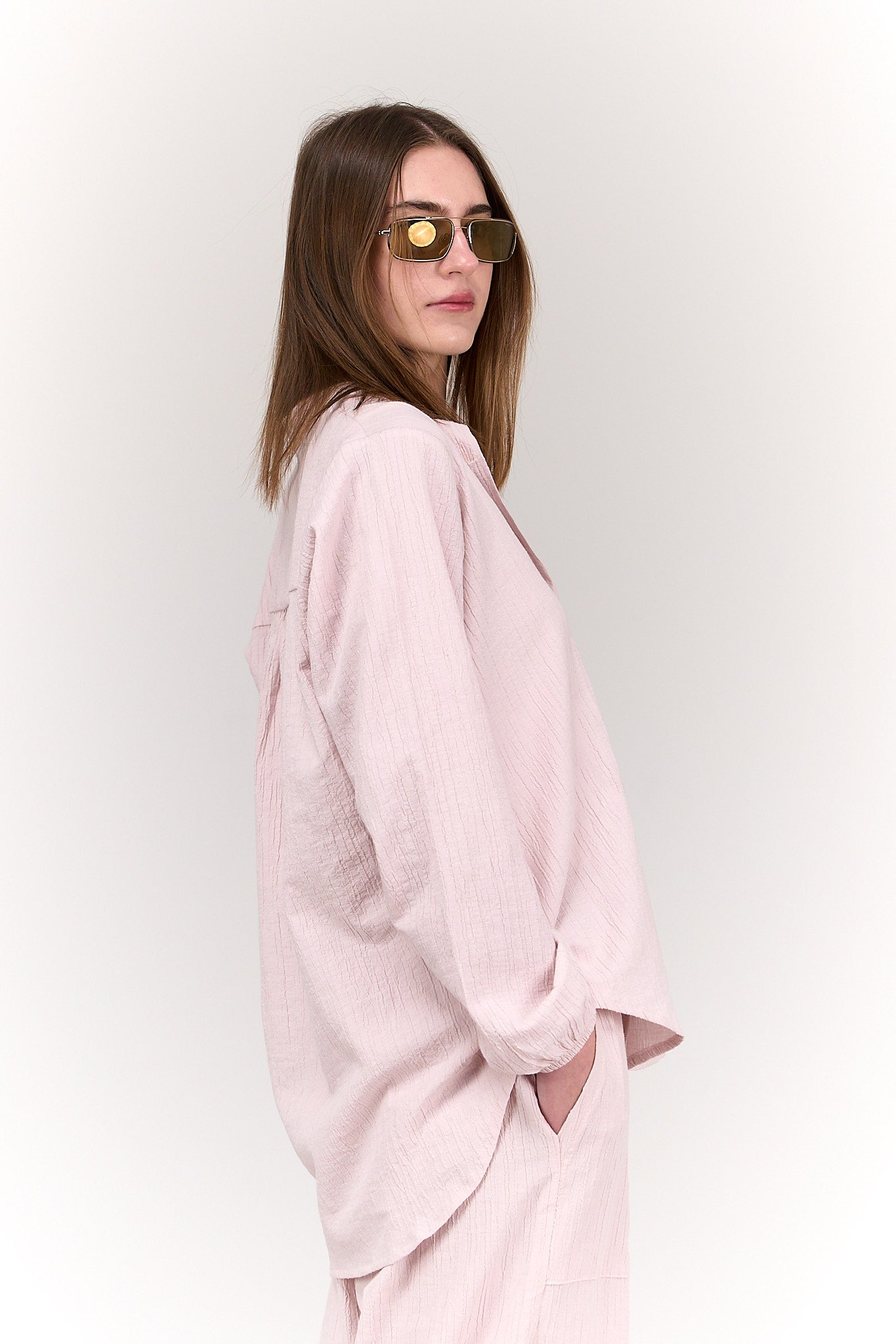 قميص بكم بنقشة من نفس اللون