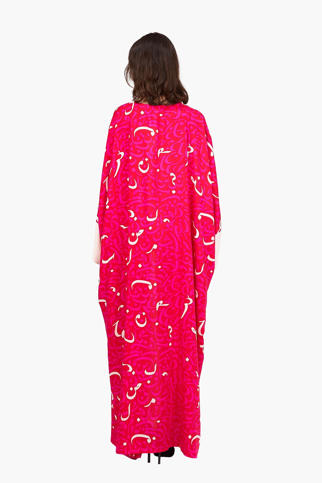 عباية بطبعة حروف عربية