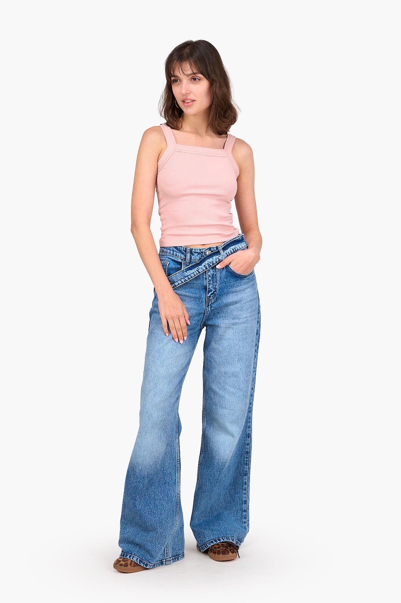 توب حمالات برقبة مربعة