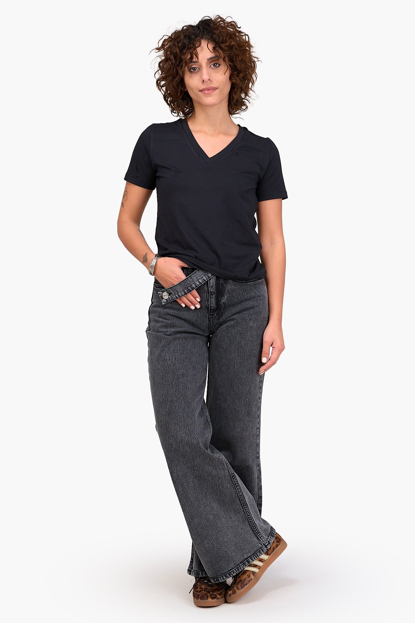 تيشيرت قطن برقبة V