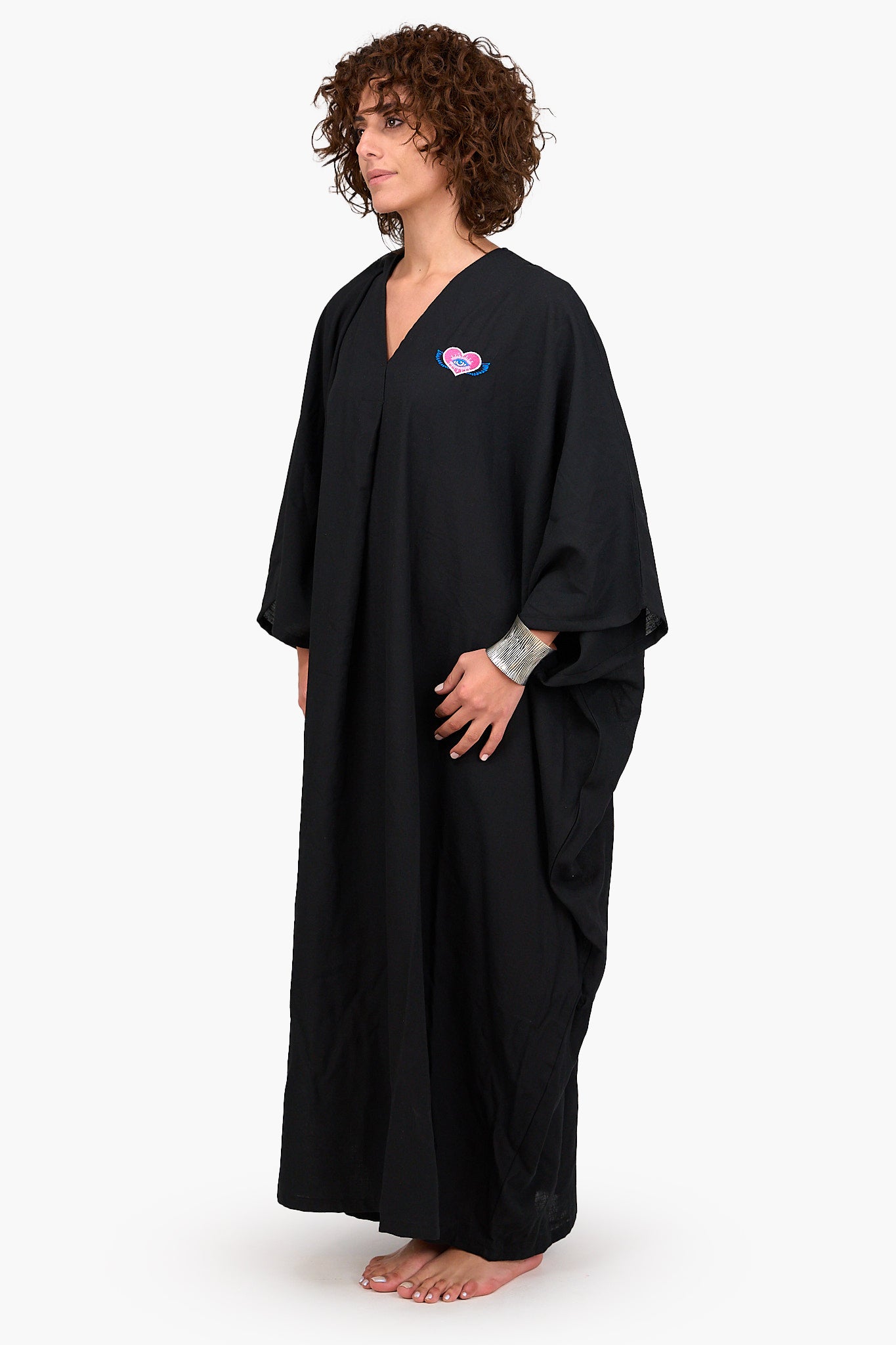 عباية برقبة V واسعة